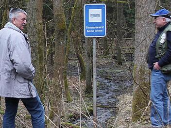 Wanderer willkommen, Fischer müssen draußen bleiben?! So sehen Reinhard Wolf (links) und Dieter Radlo die Situation an den Zuläufen zur Ködeltalsperre. Dass ausgeschilderte Wanderwege, wie hier an der Tschirner Ködel, durch den Fassungsbereich der Talsperre führen, die Fischer aber nicht oder nur mit teueren Ausnahmegenehmigungen ihren Pflichten nachkommen dürfen, ist für die beiden nicht nachvollziehbar.  Foto: Marco Meißner