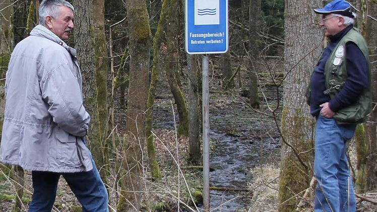 Wanderer willkommen, Fischer müssen draußen bleiben?! So sehen Reinhard Wolf (links) und Dieter Radlo die Situation an den Zuläufen zur Ködeltalsperre. Dass ausgeschilderte Wanderwege, wie hier an der Tschirner Ködel, durch den Fassungsbereich der Talsperre führen, die Fischer aber nicht oder nur mit teueren Ausnahmegenehmigungen ihren Pflichten nachkommen dürfen, ist für die beiden nicht nachvollziehbar.  Foto: Marco Meißner