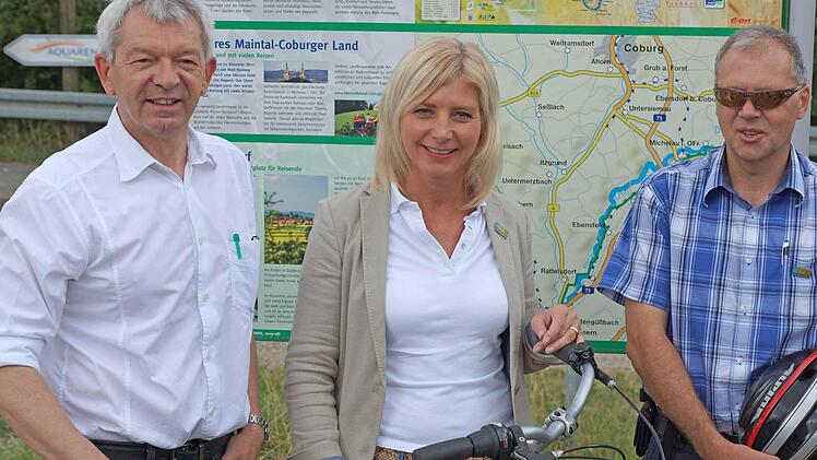 Landrat Johann Kalb, Ulrike Scharf und der Zapfendorfer Bürgermeister Volker Dittrich (AfZ) Foto: Johannes Michel