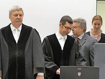 Vorsitzender Richter Manfred Schmidt (vorne) rechnet heute mit den ersten Plädoyers. Archivbild: Ronald Rinklef