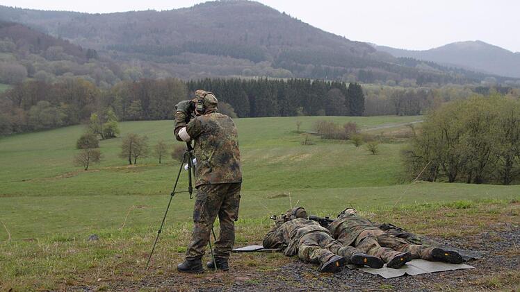 Scharfschützen üben auf dem Truppenübungsplatz Wildflecken. Foto: Ulrike Müller