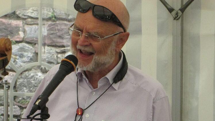 Rabenschwarze Stimme: Günter Dengel singt "Sunny side of the street". Foto: Winfried Ehling