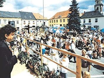 Eines der letzten Stadtfeste auf dem Stadtsteinacher Marktplatz eröffnete im Jahr 1994 Klaus Peter Söllner (links), damals noch Bürgermeister seiner Heimatstadt. Repro: BR