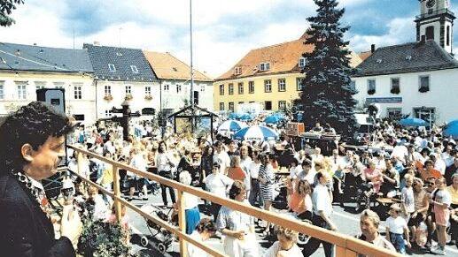 Eines der letzten Stadtfeste auf dem Stadtsteinacher Marktplatz eröffnete im Jahr 1994 Klaus Peter Söllner (links), damals noch Bürgermeister seiner Heimatstadt. Repro: BR