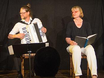 Martin Köhlerschmidt, Tom Götz, Birgit Hächl und Wolfgang Krebs (von links) feierten Premiere mit "Wein, Weib und Goethe". Katharina Müller-Sanke