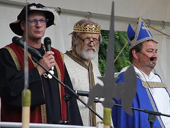 Sie setzten die Stadtgründung in Szene, von links: Bürgermeister Thomas Stadelmann, Stadtrat Harald Kuhn und Pfarrer Michael Erhart.  Klaus Schmitt