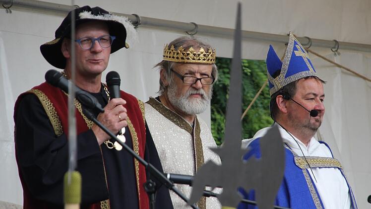 Sie setzten die Stadtgründung in Szene, von links: Bürgermeister Thomas Stadelmann, Stadtrat Harald Kuhn und Pfarrer Michael Erhart.  Klaus Schmitt