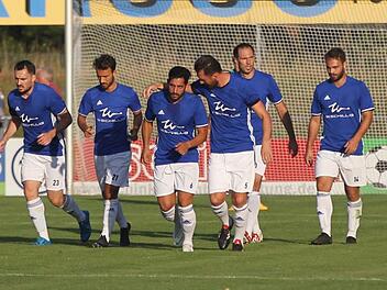 "Das hast du gut gemacht Tay"! Vielleicht flüsterte Ata Simitci dem dreifachen Frohnlacher Torschützen diesen Satz ins Ohr. Der Ex-Regionalligaspieler der SpVgg Bayreuth erzielte in seinem ersten Spiel für den VfL Frohnlach gleich drei "Kisten". Tim Rebhan (rechts) steuerte gegen den TSV Meeder das vierte Tor bei. Zu den Gratulanten zählten außerdem Lukas Pflaum (Nummer 23) und Maximilian Weinreich (Nr. 21).Lisa Hümmer