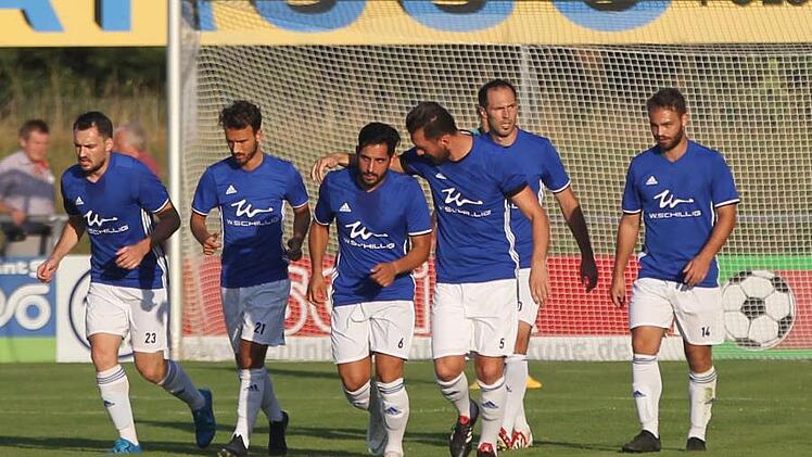 "Das hast du gut gemacht Tay"! Vielleicht flüsterte Ata Simitci dem dreifachen Frohnlacher Torschützen diesen Satz ins Ohr. Der Ex-Regionalligaspieler der SpVgg Bayreuth erzielte in seinem ersten Spiel für den VfL Frohnlach gleich drei "Kisten". Tim Rebhan (rechts) steuerte gegen den TSV Meeder das vierte Tor bei. Zu den Gratulanten zählten außerdem Lukas Pflaum (Nummer 23) und Maximilian Weinreich (Nr. 21).Lisa Hümmer