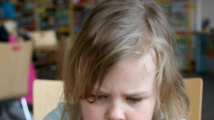 Ganz vorsichtig. Sonst kracht der Holzstapel von "Billy Biber" zusammen. Frida (5) aus Ebern ist sehr konzentriert.Ralf Naumann