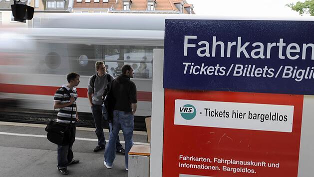 Kreis Bayreuth: Schwarzfahrer rastet in Zug aus - Polizei ermittelt gegen 25-J&auml;hrigen
