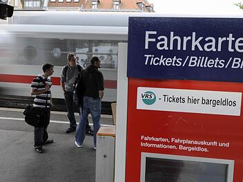 Kreis Bayreuth: Schwarzfahrer rastet in Zug aus - Polizei ermittelt gegen 25-Jährigen