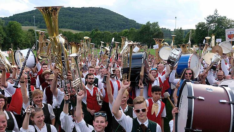 Sternmarsch zum Jubiläum der Diebacher Blaskapelle.Gerd Schaar