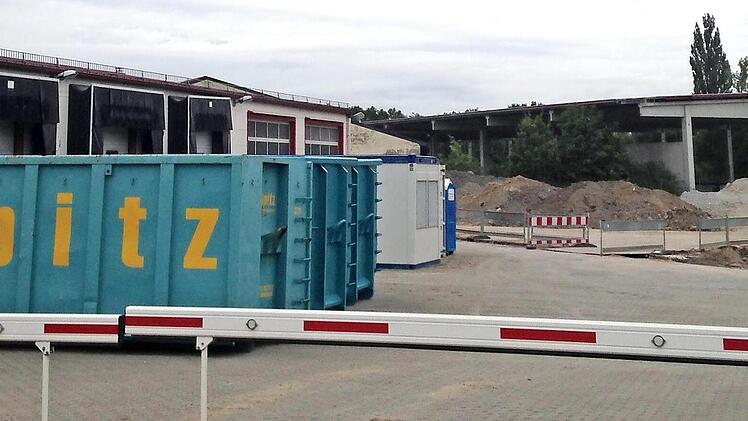 Die Firma Koppitz möchte in Knetzgau in der Klingenstraße eine Presse zur Brikettierung von PET-Flaschen im bestehenden Gebäude der ehemaligen Spedition Ernst errichten und betreiben. Die Gemeinde erteilte dem Antrag einstimmig grünes Licht. Die endgültige Entscheidung liegt beim Landratsamt.  Foto: Christiane Reuther
