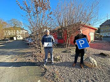 J&uuml;rgen Fischer (Leiter Ordnungsamt) und B&uuml;rgermeister Stefan Heinlein (rechts) freuen sich &uuml;ber neue Parkpl&auml;tze am Bahnhof Pressig-Rothenkirchen (im Hintergrund).