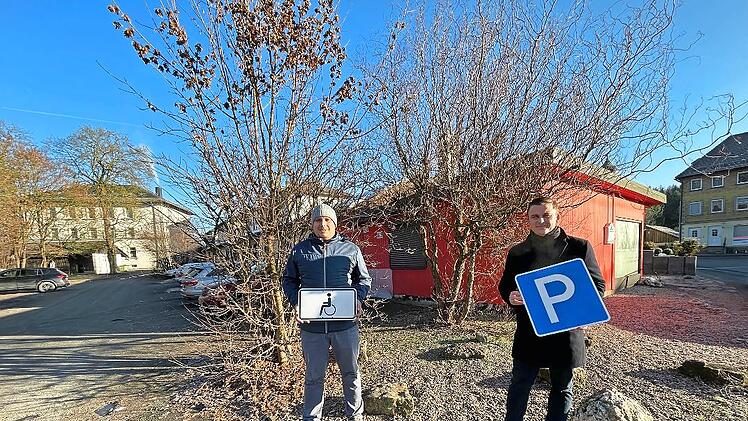 Jürgen Fischer (Leiter Ordnungsamt) und Bürgermeister Stefan Heinlein (rechts) freuen sich über neue Parkplätze am Bahnhof Pressig-Rothenkirchen (im Hintergrund).