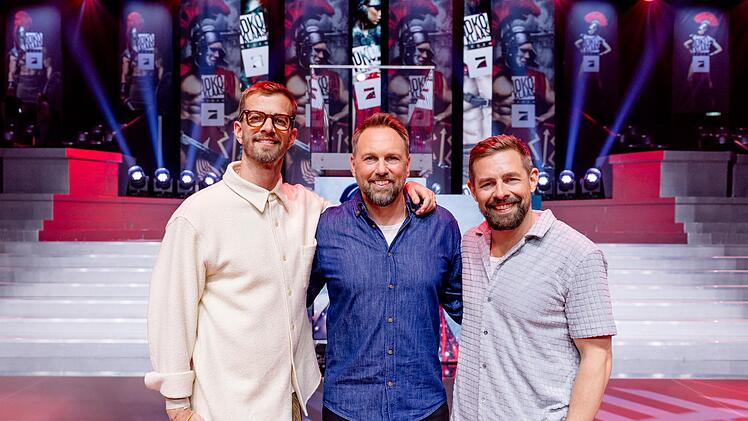 Stellen sich dem Machtkampf (von links): Joko Winterscheidt, Moderator Steven G&auml;tjen und Klaas Heufer-Umlauf.