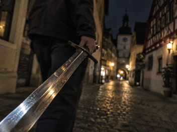 Ansbach: Mann (18) l&auml;uft mit Schwert durch Innenstadt - Polizei greift ein