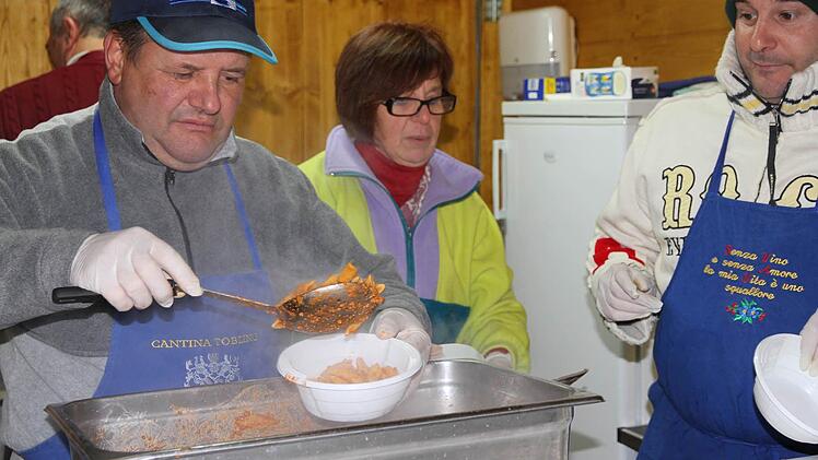 Adventsmarkt Eggolsheim: Bei den Italienern gab es Pasta. Foto: Mathias Erlwein
