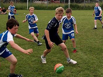 Eine packende Partie lieferten sich der Mainbernheimer Nachwuchs und die Handball-Gäste von der HSG Buchgau 08. Foto: Marina Zimmermann