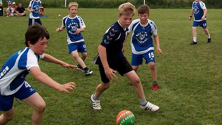 Eine packende Partie lieferten sich der Mainbernheimer Nachwuchs und die Handball-Gäste von der HSG Buchgau 08. Foto: Marina Zimmermann