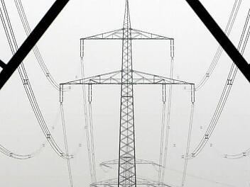 Blick auf die Strommasten der Starkstromleitung von Halle nach Schweinfurt bei Steigra (Sachsen-Anhalt). Der Gemeinderat von Burkardroth hat sich gegen den Bau neuer Stromtrassen gewandt.  Foto: Jan Woitas/dpa/Archiv