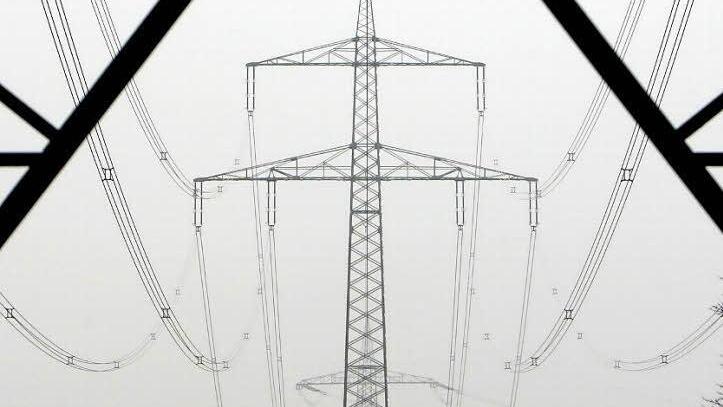 Blick auf die Strommasten der Starkstromleitung von Halle nach Schweinfurt bei Steigra (Sachsen-Anhalt). Der Gemeinderat von Burkardroth hat sich gegen den Bau neuer Stromtrassen gewandt.  Foto: Jan Woitas/dpa/Archiv