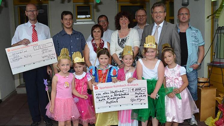 Pfarrer Hans- Michael Dinkel erbat den Segen für Kindergarten, Kinder und Eltern. Für den Kindergarten gab es zahlreiche Glückwünsche und zugleich auch Geldsegen.