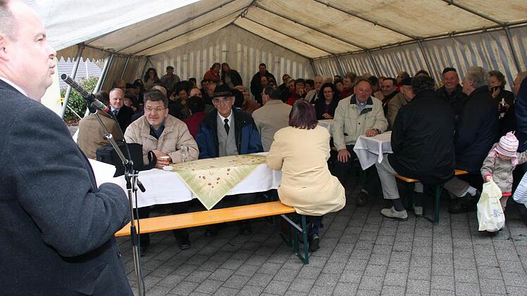 23. März 2010: Zahlreiche Gäste hatten sich auf dem Grafengehaiger Marktplatz eingefunden, um die Einweihung des Dorfladens zu feiern. Bürgermeister Werner Burger erinnerte dabei in einer humorvollen Rede an den Werdegang des Projekts. Foto: Archiv