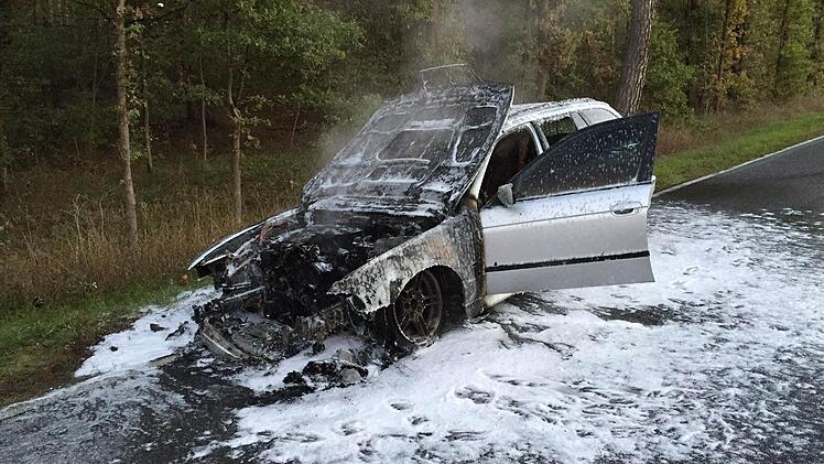 Der Personenwagen brannte in der Nähe der Mülldeponie Gosberg völlig aus. Foto: Andreas Greif/Feuerwehr Gosberg