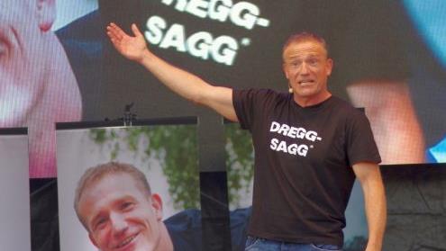So lieben sie ihn: Der "fränggische" Kabarettist Michl Müller präsentierte sein Programm "Ausfahrt freihalten". Foto: Klaus Werner