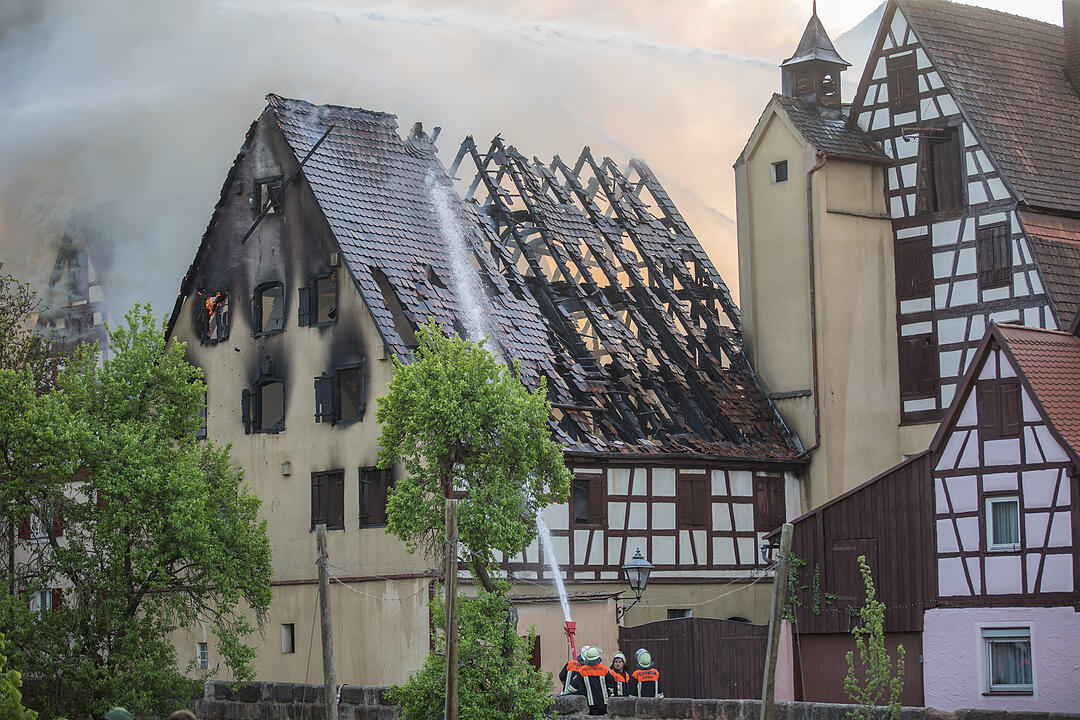 Historische Fachwerkhäuser in Spalt brennen aus - mehrere Verletzte
