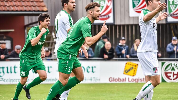Szenen, wie sie der Sander Sportleiter Erich Barfuß häufiger sehen möchte: Adrian Reith (links) und Shaban Rugovaj beim Torjubel. Foto: Ryan Evans