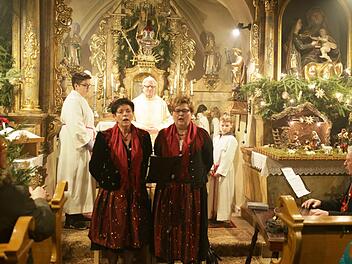 Das "Torbergtrio" in St. Moritz, im Hintergrund Pfarrer Herbert Hautmann Fotos: Franz Galster