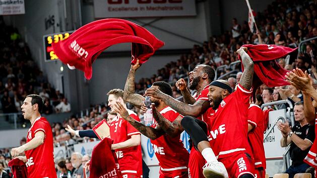 Den Bambergern (von links) Nikos Zisis, Patrick Heckmann, Bryce Taylor, Cliff Alexander und Tyrese Rice gef&auml;llt, was ihre jungen Teamkollegen ihnen und dem Publikum bieten. Foto: Daniel L&ouml;b