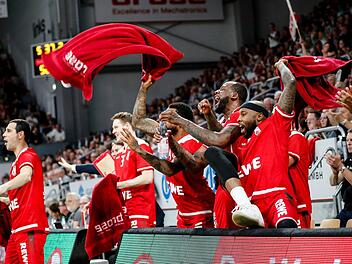 Den Bambergern (von links) Nikos Zisis, Patrick Heckmann, Bryce Taylor, Cliff Alexander und Tyrese Rice gefällt, was ihre jungen Teamkollegen ihnen und dem Publikum bieten. Foto: Daniel Löb