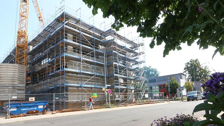 Das Gerüst für den Bauteil D des Landratsamtes wird deutlich teurer als ursprünglich geplant.  Foto: Josef Hofbauer