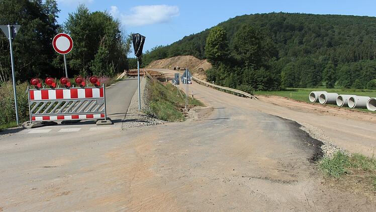 Ab Schmidthof ist Schluss: Fahrrad und Busverkehr werden über die Baustelle nach Rupboden umgeleitet. Foto: Julia Raab