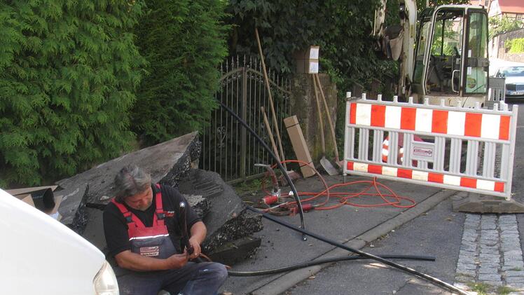 Techniker reparieren eine Leitung in Sulzthal. Foto: Hilmar Ruppert