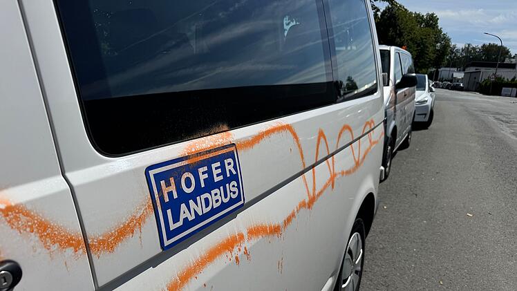 Beschmierte Taxis in Hof