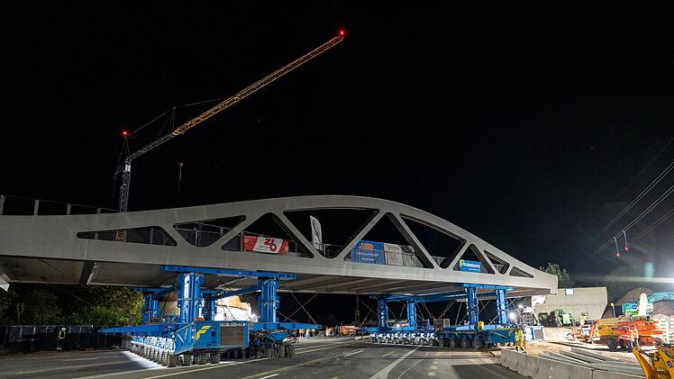 A70 bei Bamberg: Spektakul&auml;re Bilder - neue Br&uuml;cke eingeschoben