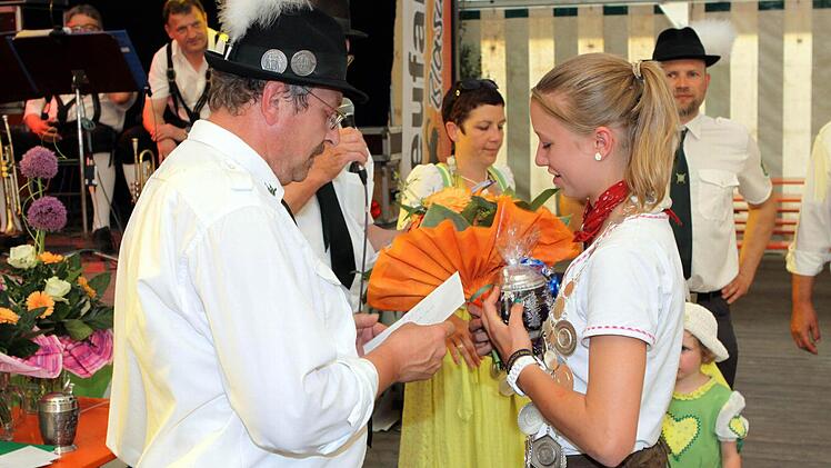 Jugendwart Ludwig Stumpf kürt die neue Jungschützenkönigin Selina Weber. Foto: Michael Wunder