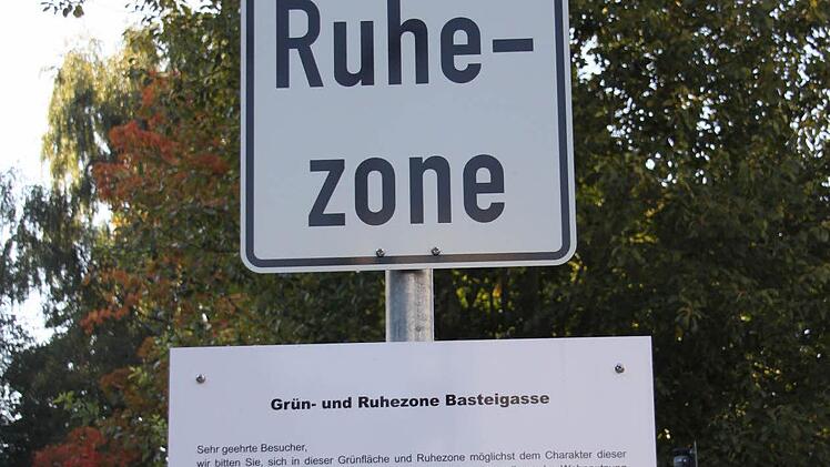 Die Stadt hat als Hinweis auf die besondere Qualität des Areals diesen Hinweis angebracht - mit Verweis auf ein Alkoholverbot,
