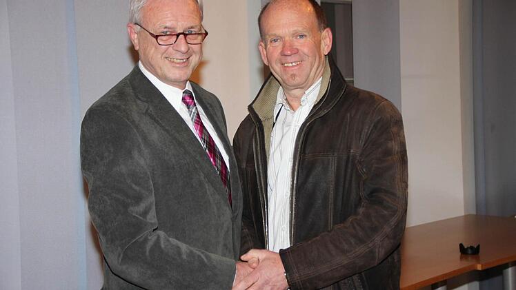 Glückwunsch: Bürgermeister Ludwig Neeb (links) gratuliert seinem Nachfolger Karlheinz Kickuth. Foto: Markus Reeh
