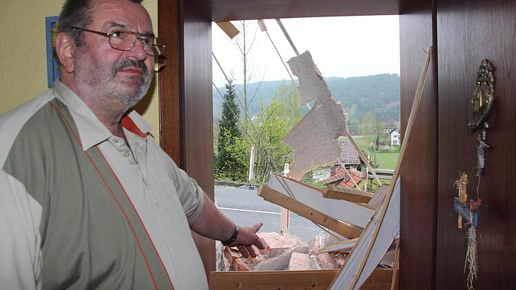 Heinrich Popp findet dort, wo bis in der Nacht um 2 Uhr sein Windfang mit Balkon darüber stand, nur noch einen Schutthaufen. Fotos: Corinna Igler
