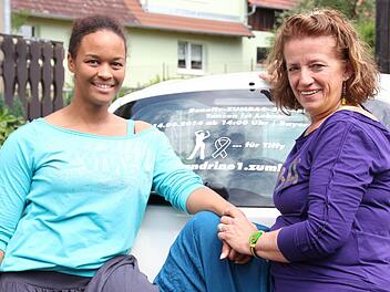 Sandrine Moko und Sibille Waldrop organisieren ein Benefiz-Zumba-Event für eine kranke Bad Kissingerin. Die Spenden gehen an sie, ihren Sohn und die Hirntumorhilfe in Leipzig. Foto: Carmen Schmitt