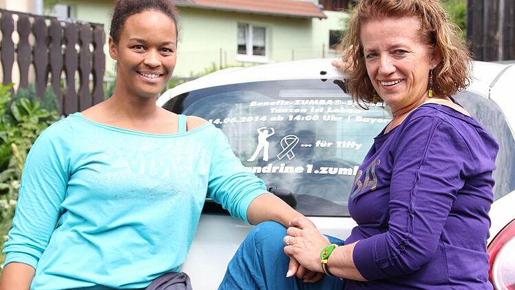 Sandrine Moko und Sibille Waldrop organisieren ein Benefiz-Zumba-Event für eine kranke Bad Kissingerin. Die Spenden gehen an sie, ihren Sohn und die Hirntumorhilfe in Leipzig. Foto: Carmen Schmitt