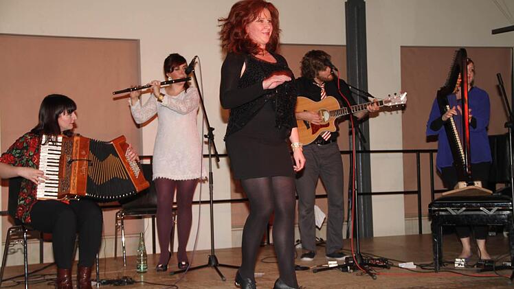 Bei ihren ersten Auftritt im Lichtenfelser Stadtschloss begeisterten die Musiker von "The Outside Track" das heimische Publikum. Foto: Gerda Völk