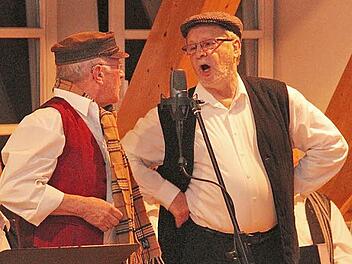 Werner Singer (rechts) und Helmut Wohlleben brachten ihren Sketch "Christbaam-Kauf" in bester Manier vor, und die Zuschauer lachten begeistert.