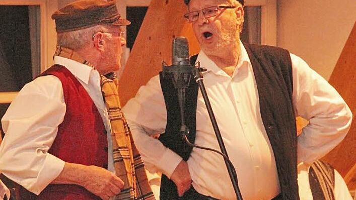 Werner Singer (rechts) und Helmut Wohlleben brachten ihren Sketch "Christbaam-Kauf" in bester Manier vor, und die Zuschauer lachten begeistert.